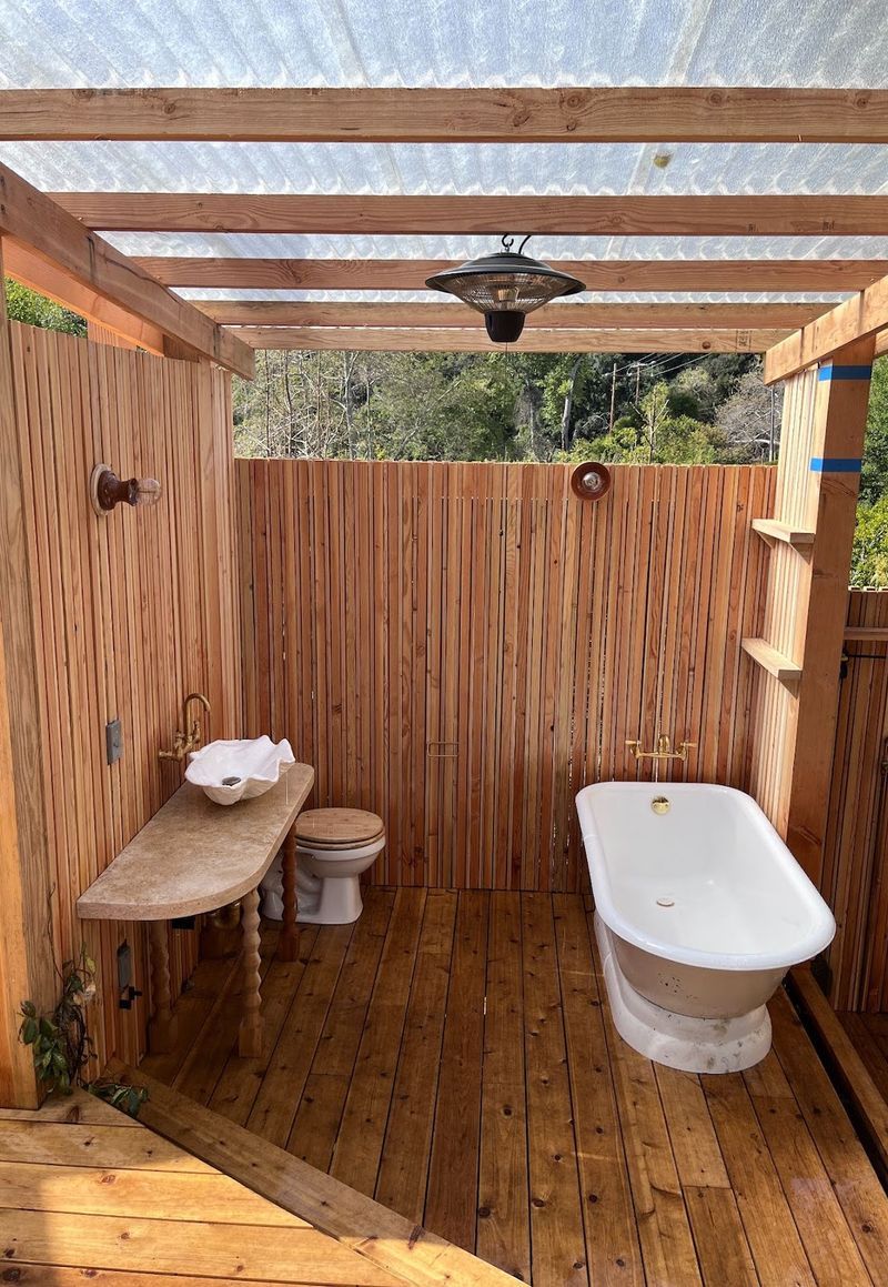 Outdoor bathroom, Ventura